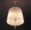 krysztalowy_zyrandol_lampa_z_krysztalkami_glamour_bialy_abazur_do_sypialni_kawiarni_gabinetu_chrom.jpg