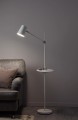 lampa podłogowa biuro do czytania z półką ze stolikiem linear markslojd biała salonu sypialni biura apartamentu.jpg